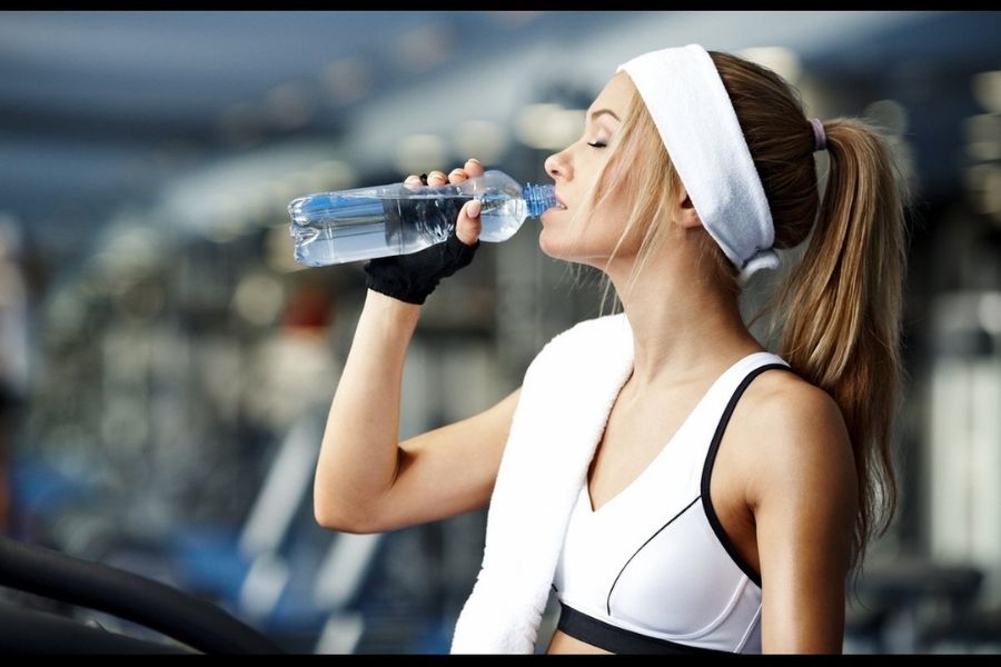 Uống nước khi tập gym