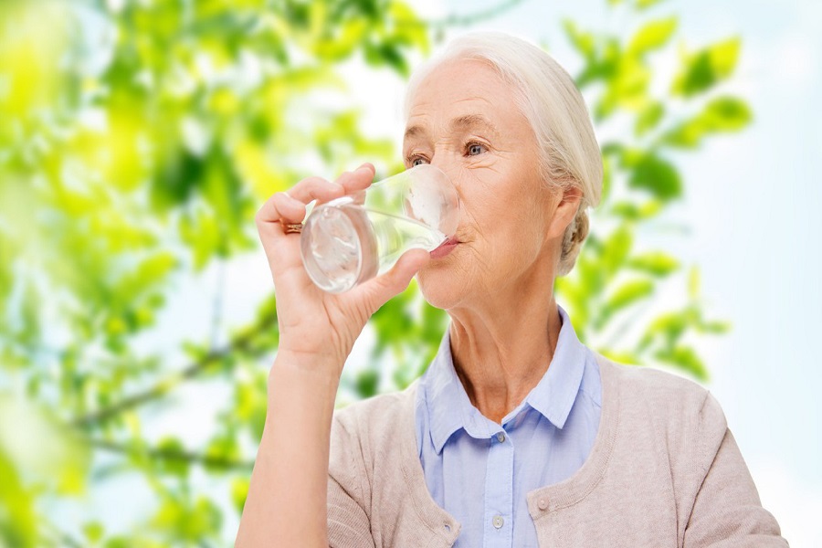 Nước uống cho người già