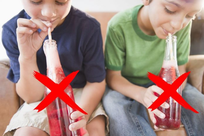 Tác hại khi cho trẻ uống nhiều nước ngọt có ga, bố mẹ cần chú ý gấp!