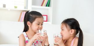 Vì sao nên cho bé uống nước tinh khiết mỗi ngày