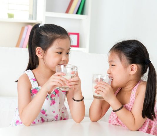 Vì sao nên cho bé uống nước tinh khiết mỗi ngày