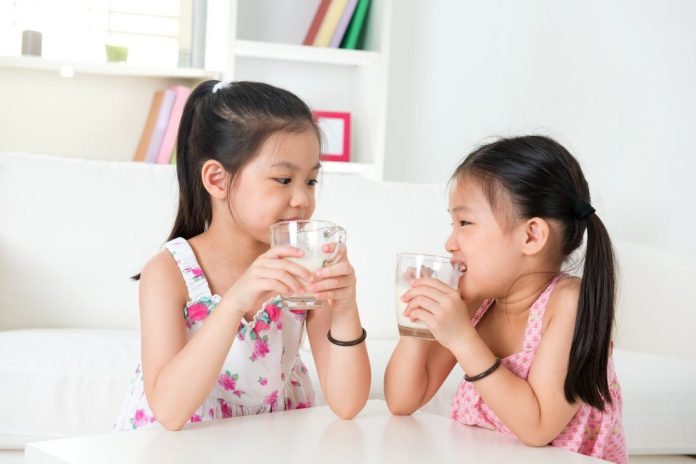 Trẻ nhỏ nên uống nước tinh khiết hay nước khoáng