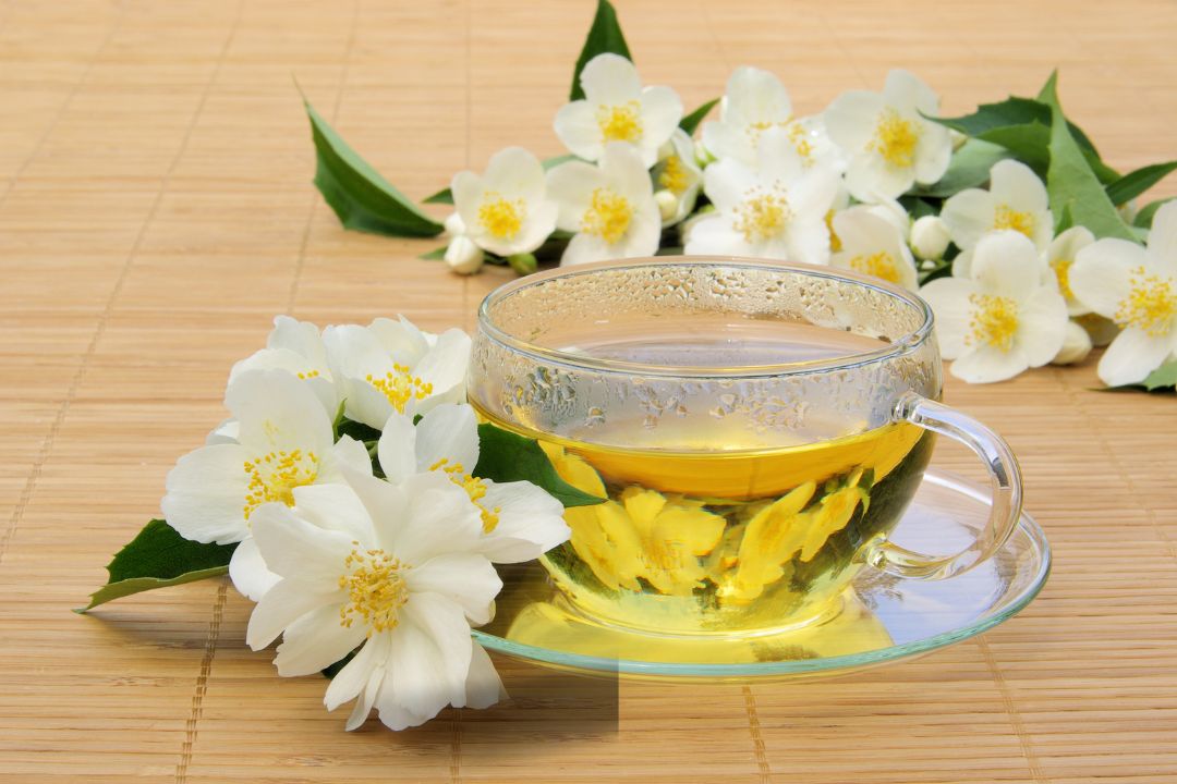 Tác dụng làm dịu của trà xanh kết hợp thêm hương thơm của hoa nhài giúp giảm stress, lo âu.